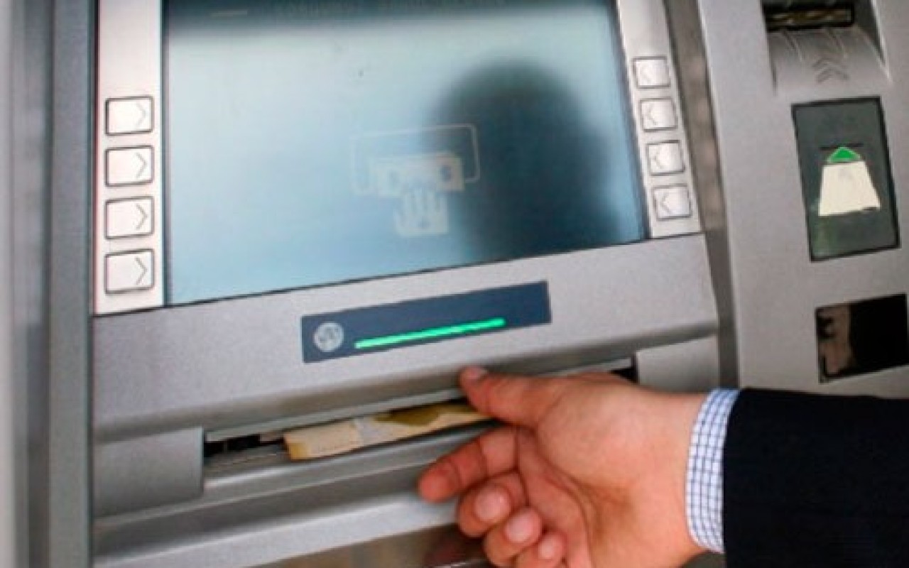 Bankomatda unutduğu pulu oğurladılar
