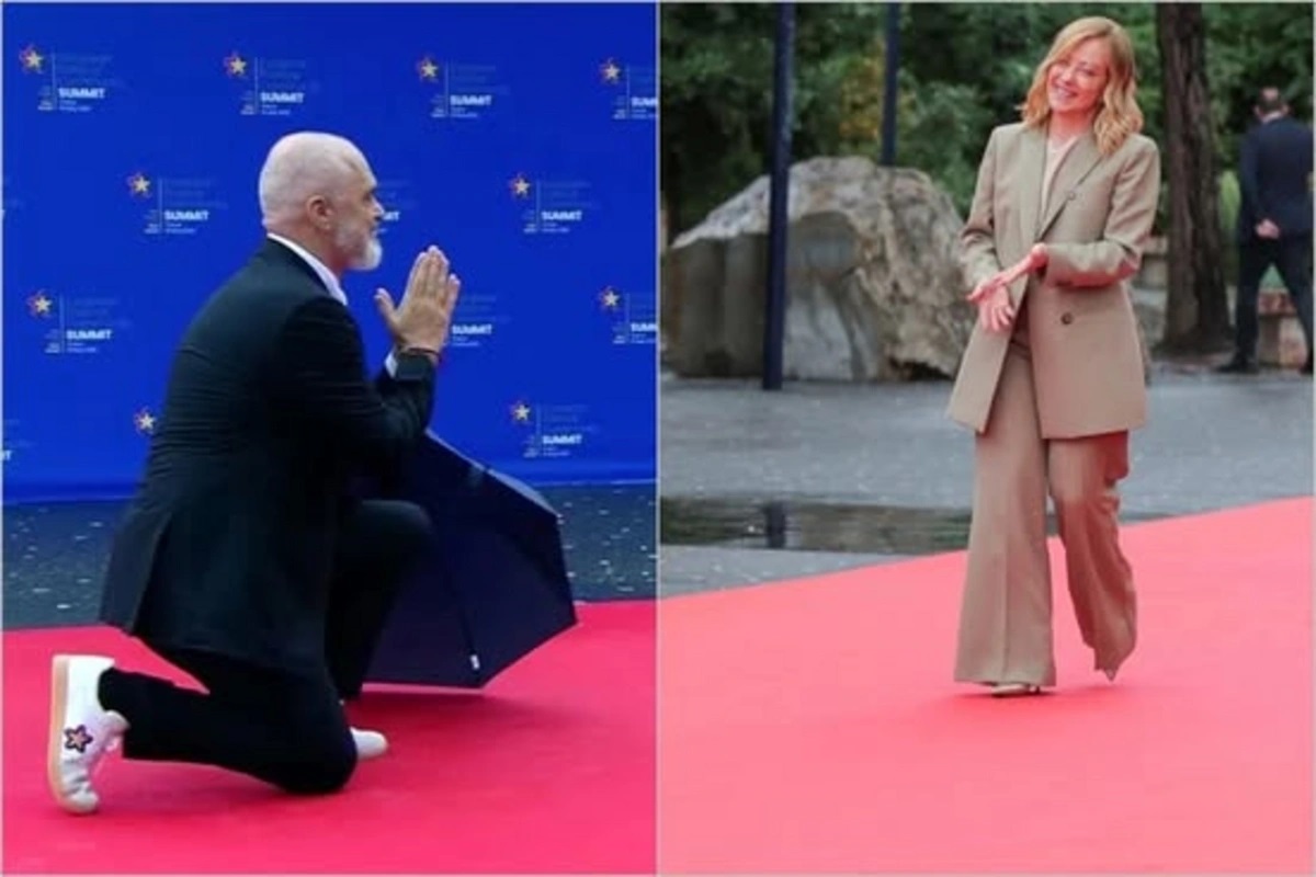 Melonini diz çökərək qarşıladı
