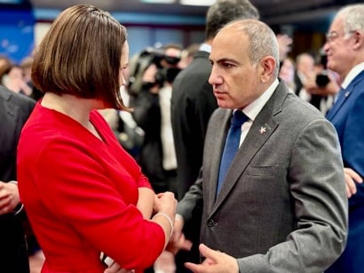 Paşinyan Lukaşenkonun rəqibi ilə görüşüb