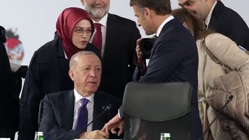 Ərdoğanın Makronun barmağını sıxma SƏBƏBİ - VİDEO