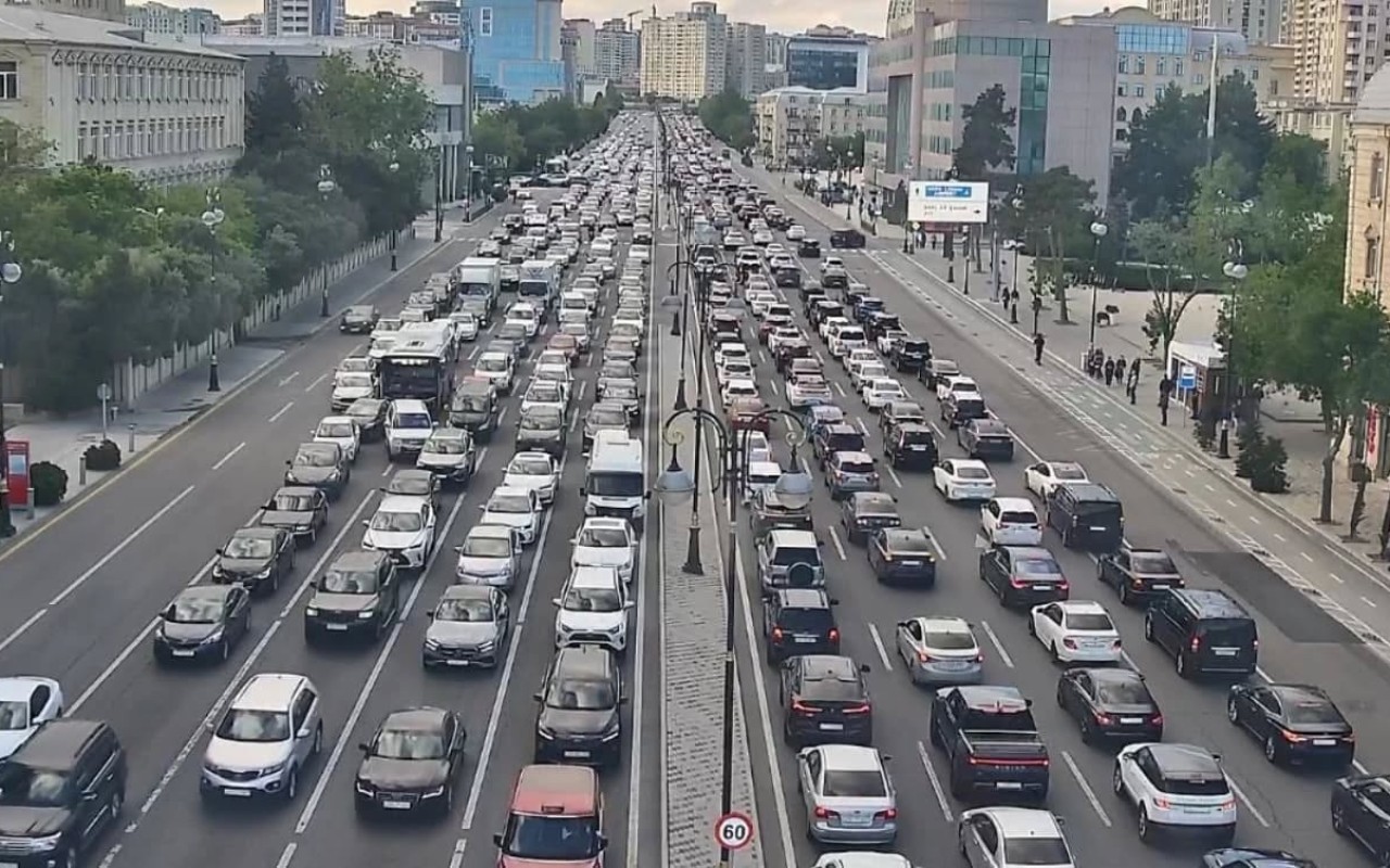 Bakıda tıxac olan YOLLAR