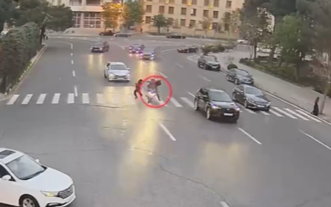 Bakıda motosiklet piyadanı vurdu - VİDEO
