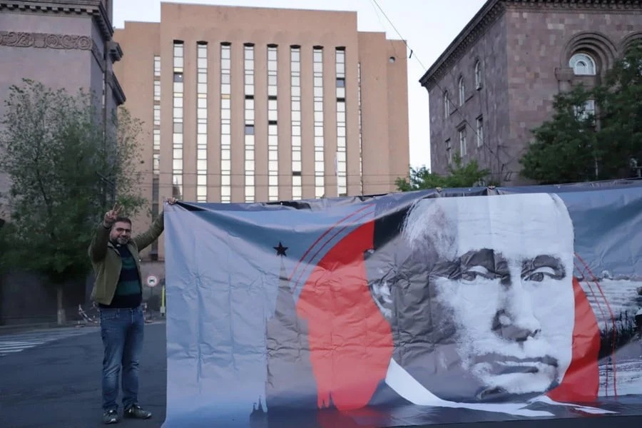 Lavrovu İrəvanda “Putin qatildir!” şüarı ilə qarşıladılar - QALMAQAL
