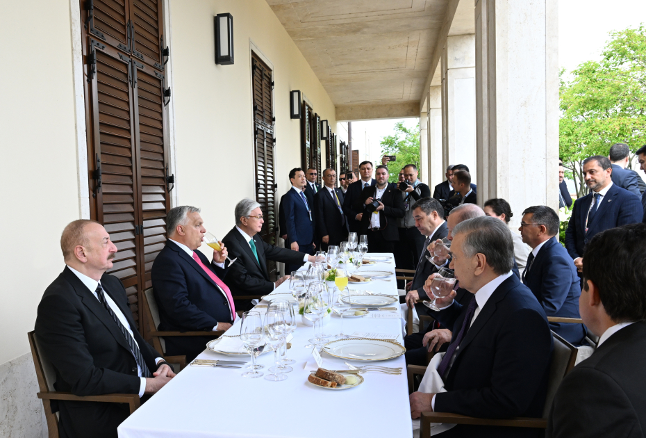 Budapeştdə TDT liderlərinə rəsmi lanç verilib