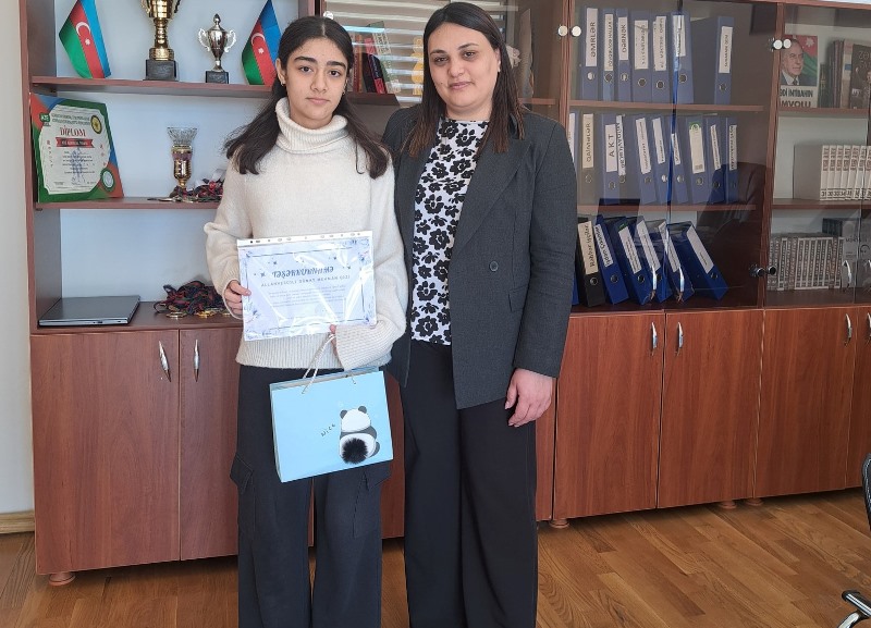 Direktor 300 bal toplayan şagirdini təbrik etdi - FOTO