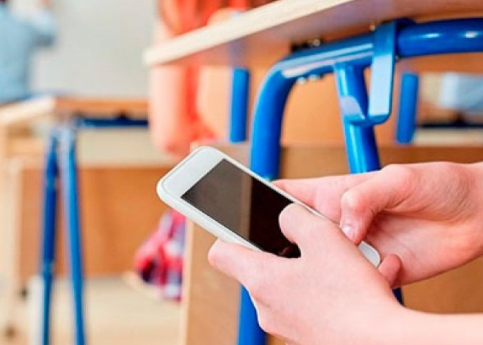 Telefon, “ağıllı” saat... - İmtahandan çıxarılanlar