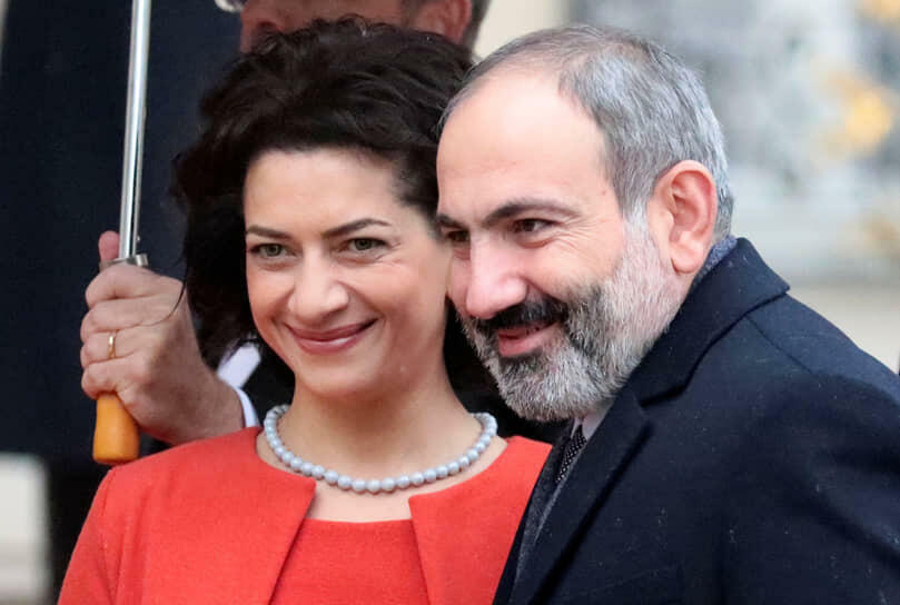 Paşinyanın arvadı tənqidçiləri belə təhqir etdi: "eşşək", "bit"