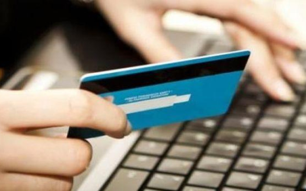 Bank kartlarından 12 min manatdan çox pul oğurlandı