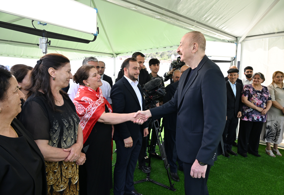 Prezident Bəylik kəndinə köçən sakinlərə evlərin açarlarını təqdim etdi - FOTOLAR