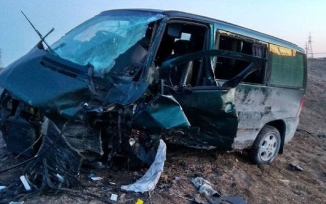 Ağdaşda “Mercedes Vito” traktorla toqquşdu