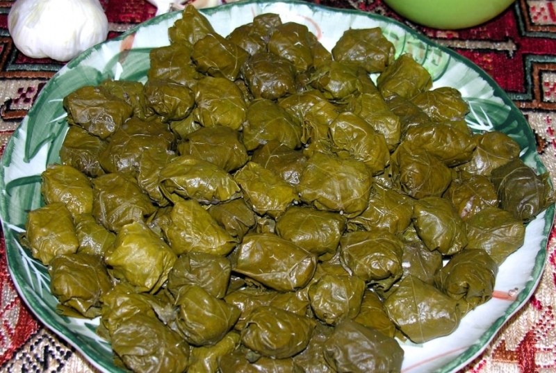 Yarpaqlar altındakı YALAN