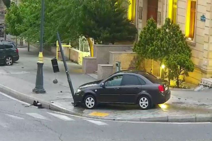 Bakıda yol qəzası - Svetofor yararsız hala düşdü