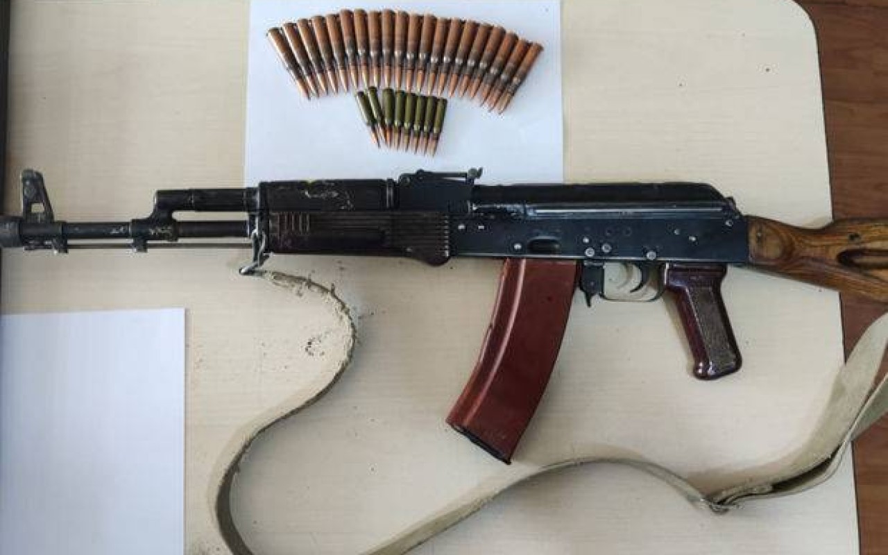 İki nəfər avtomat silahını könüllü təhvil verdi