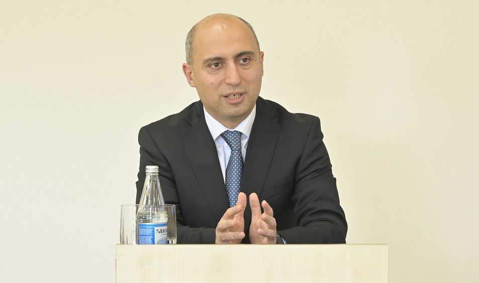 Nazir xaricə göndərilən gənclərin qayıtmasından danışdı