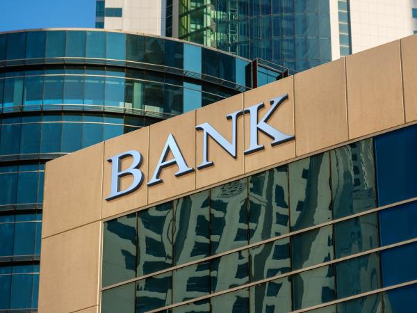 Banklar bir ayda kreditlərdən 304 milyon manat qazanıb