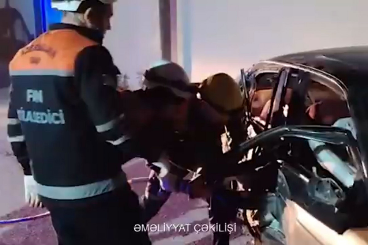 Maşında sıxılmış vəziyyətdə qalan sürücü belə çıxarıldı - VİDEO