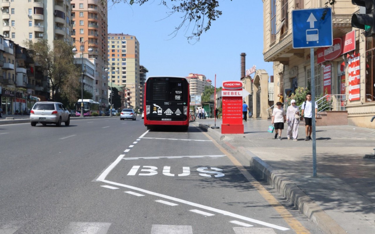 Avtobus zolaqlarında maşınlara minib-düşə bilərik - VİDEO