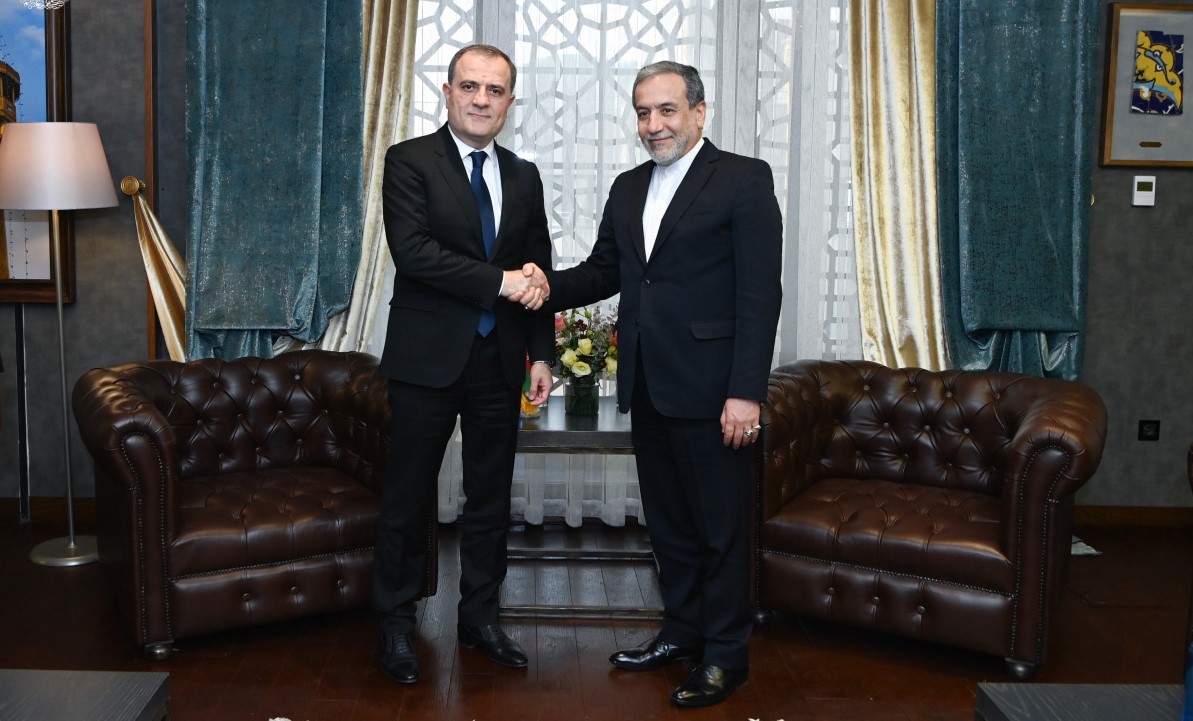 Ceyhun Bayramov iranlı həmkarı ilə hücumları müzakirə edib