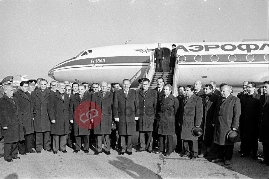 Bir şəklin tarixçəsi: Heydər Əliyevi Moskvaya yola salan rəhbərlərin NARAHATLIĞI...