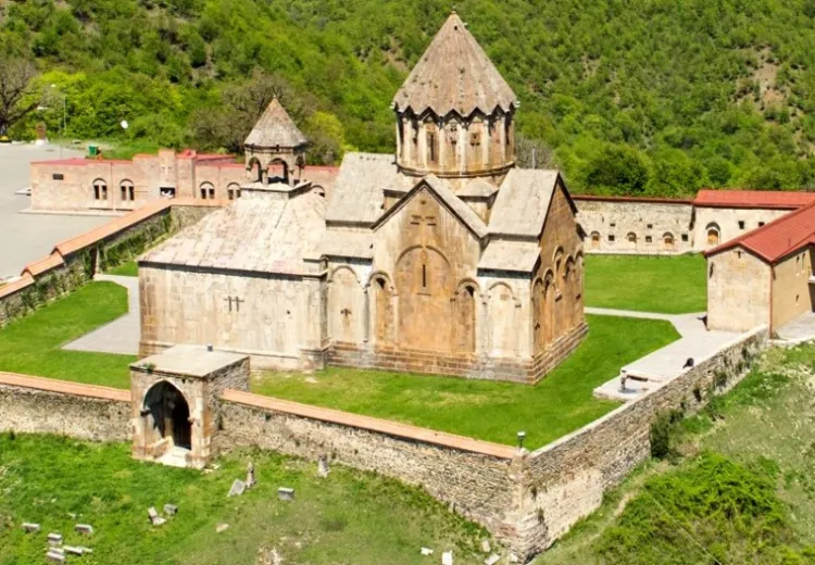 Daşlara yazılan yalan - Bir məbədin SİRRİ