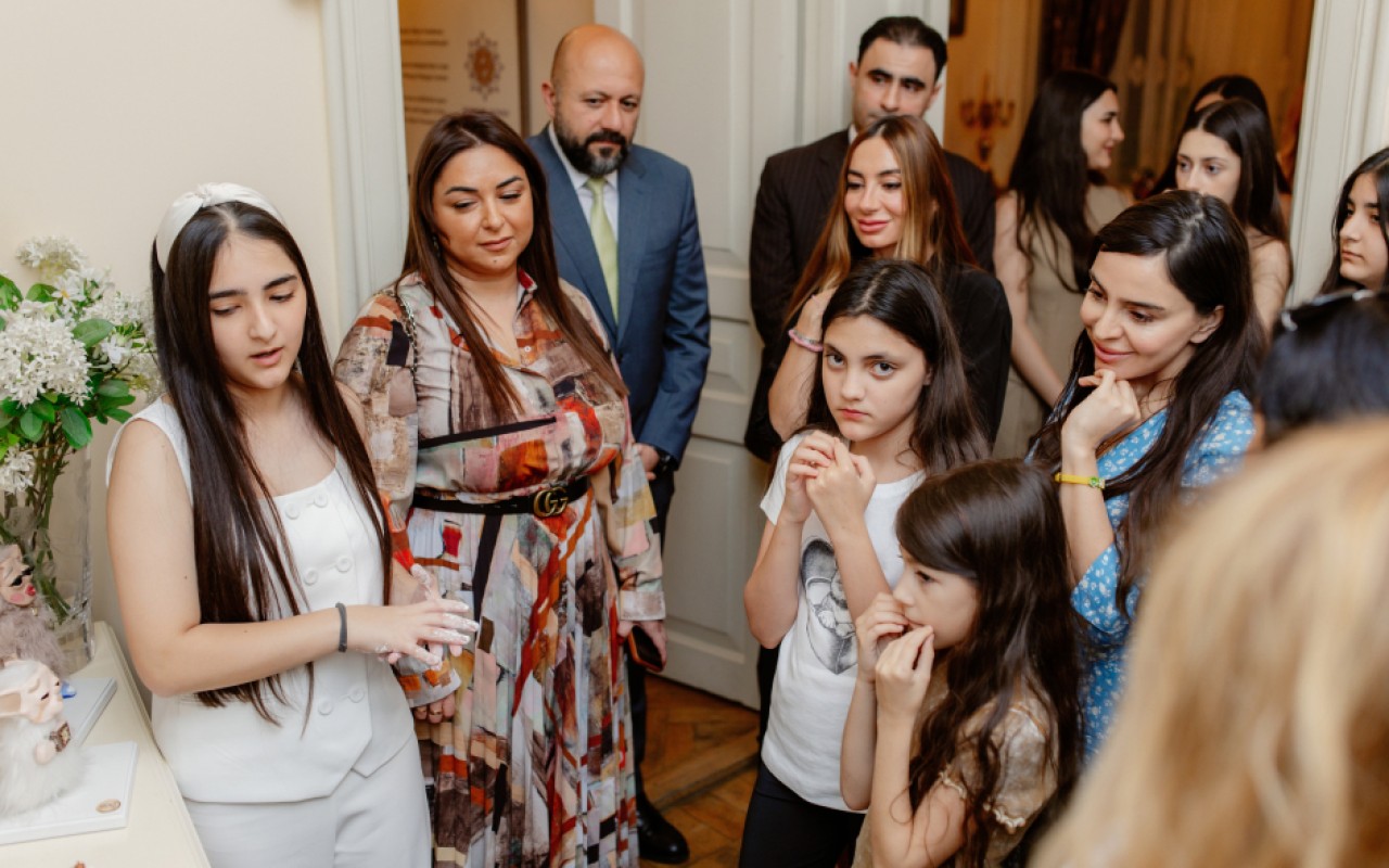 Leyla və Arzu Əliyevalar “Zeynəbin sehrli dünyası” adlı sərginin açılışında - FOTOLAR