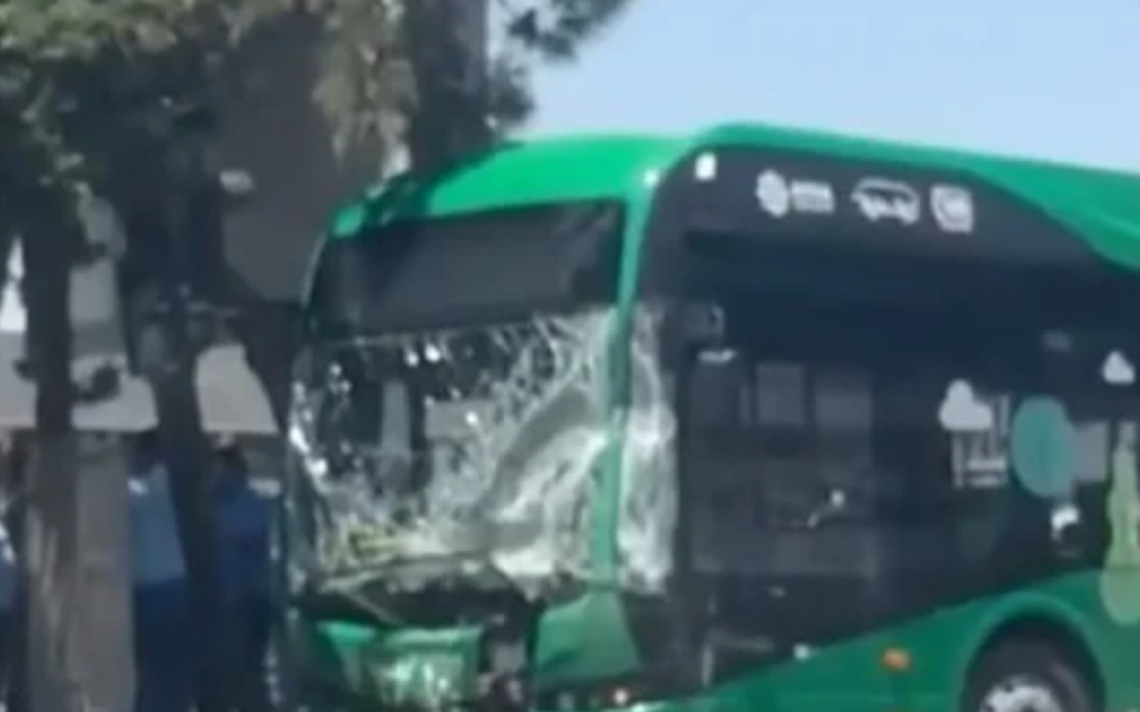 "BakuBus"la mikroavtobus toqquşdu - 1 nəfər sıxılmış vəziyyətdə qaldı