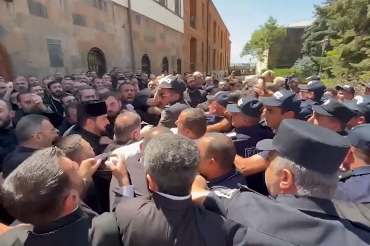 İrəvanda gərginlik: polislər keşişin evinə basqın etdi - VİDEO