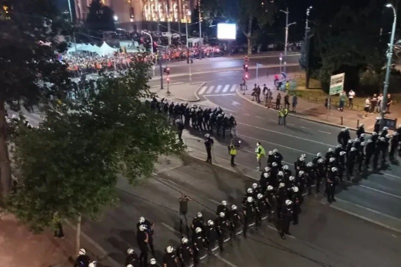 Belqradda etirazlar - 48 polis yaralandı