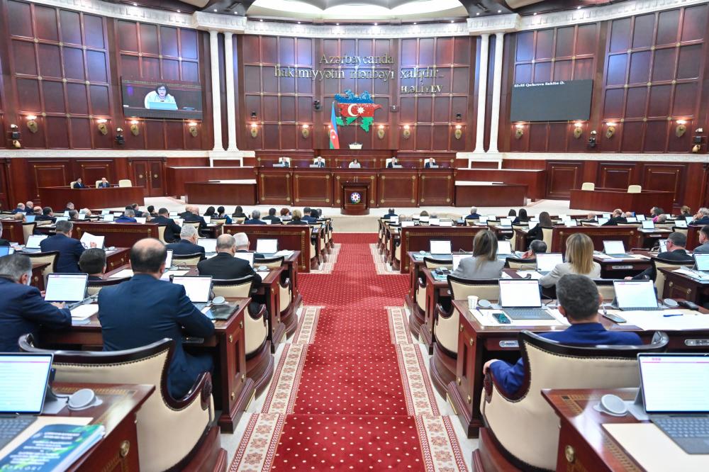 Deputatlar yenidən toplaşır - Gündəlikdə 17 məsələ var