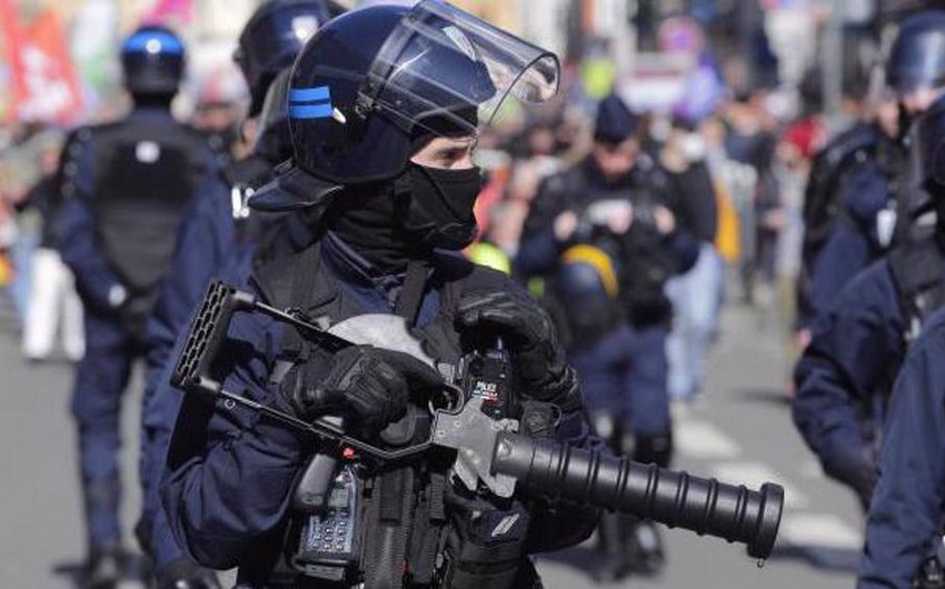 Fransa polisi mülki şəxsləri öldürür