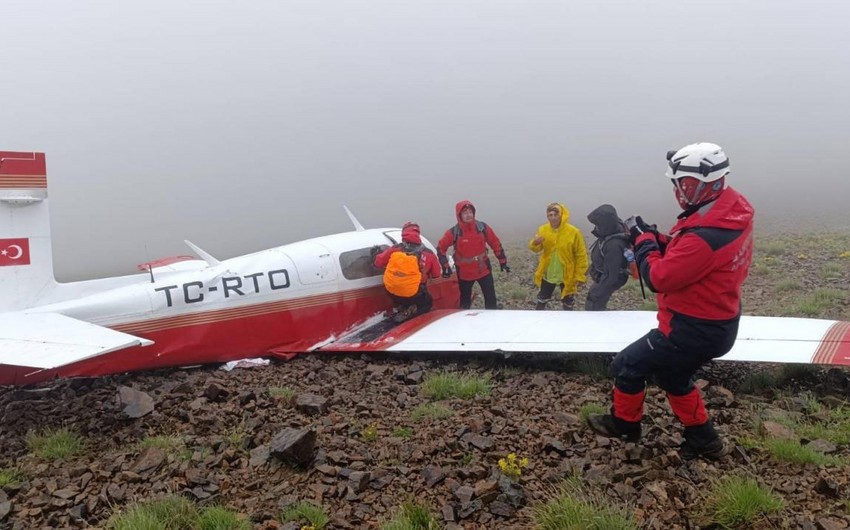 Türkiyədə təyyarə qəzası - Pilot öldü, sərnişin sağ qaldı