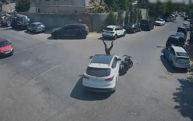 Motosikletçiyə yol vermədi, qəzaya səbəb oldu - VİDEO