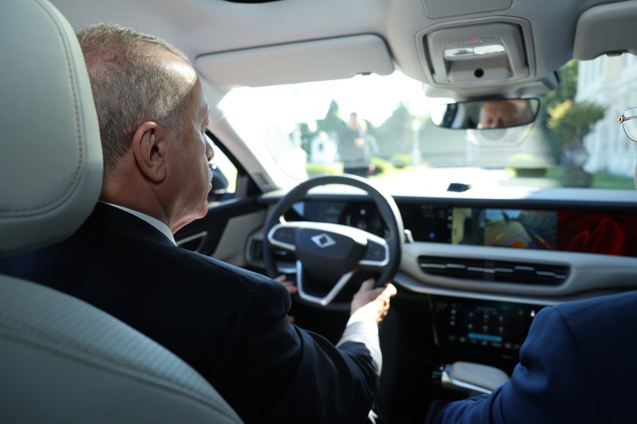 Ərdoğan yeni model elektromobili sınaqdan keçirdi - FOTO