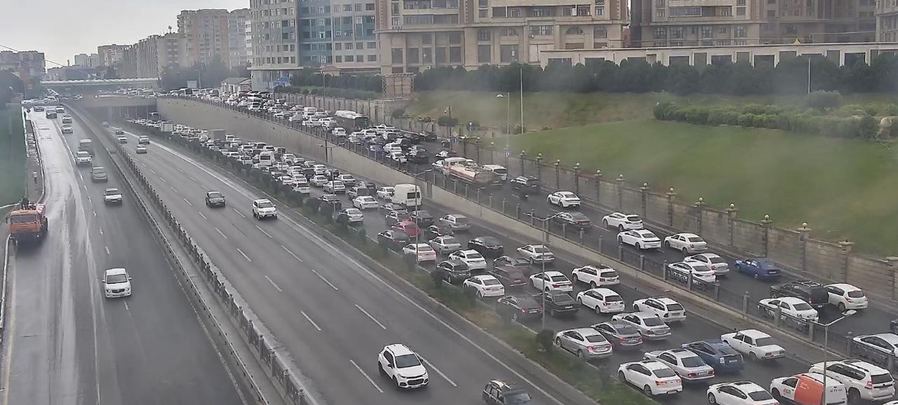 “20 Yanvar”da qəza tıxac yaratdı - FOTO