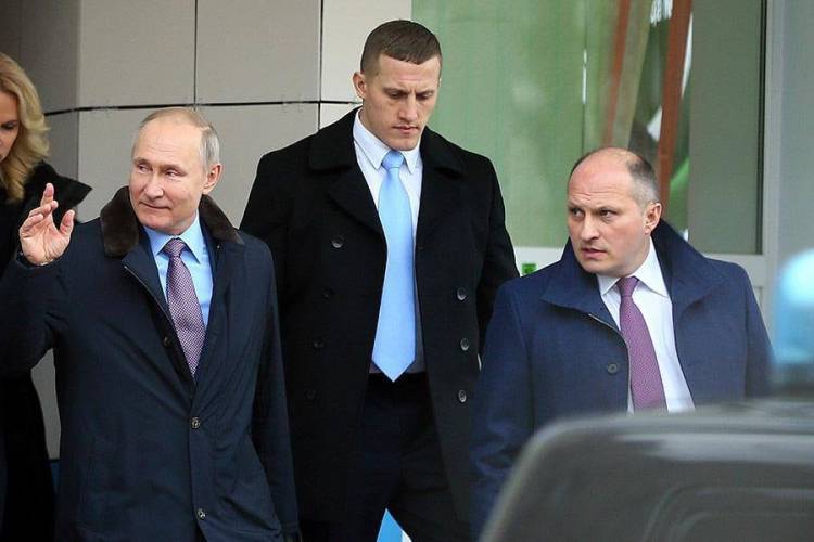Putin məsləhətləşmək üçün Bakıya onu GÖNDƏRİR