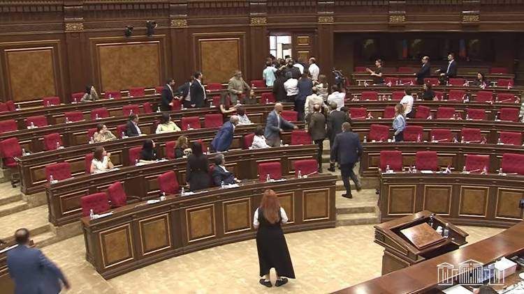Ermənistan parlamentində dava düşüb