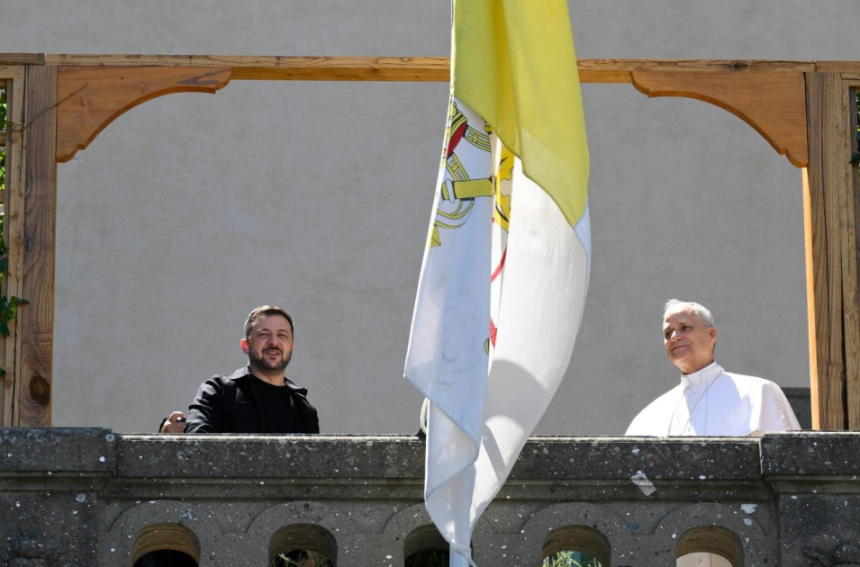Zelenski Roma Papası ilə bir arada