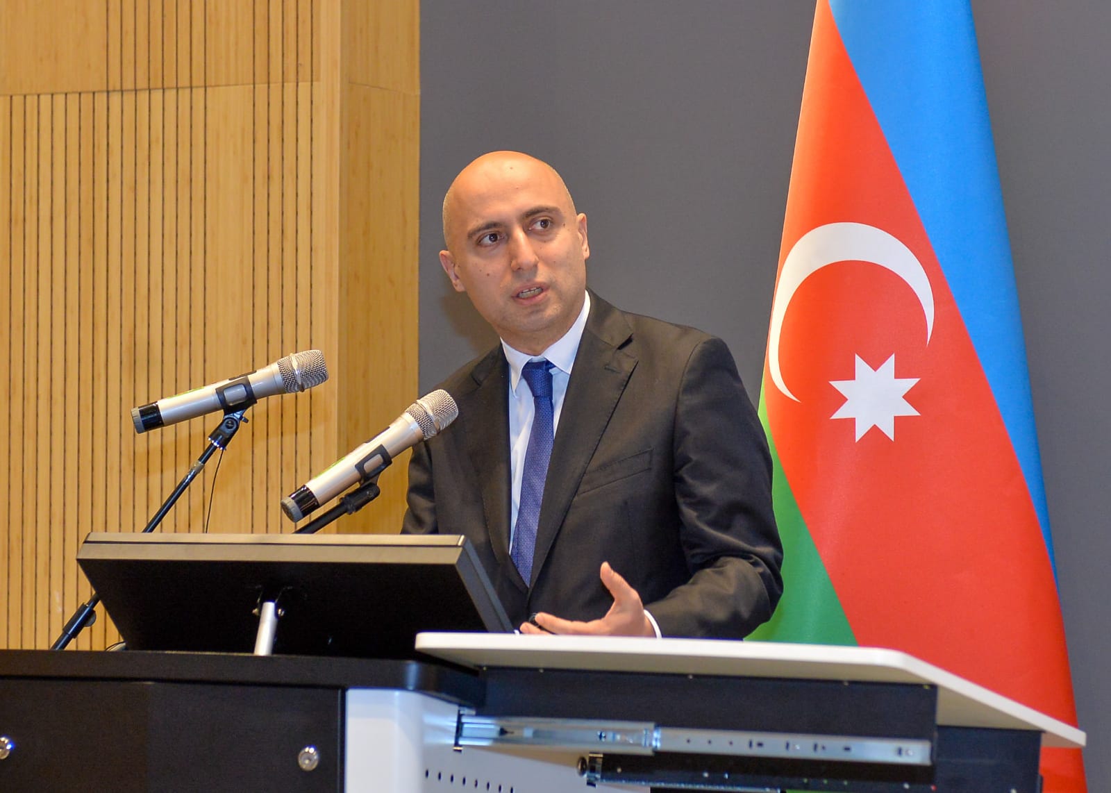 Nazir rus dilli məktəblərin BAĞLANMASINDAN DANIŞDI