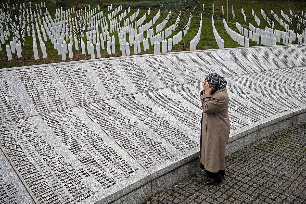 Bosniyalı müsəlmanların qətli - Srebrenitsa soyqırımından 30 il ötür
