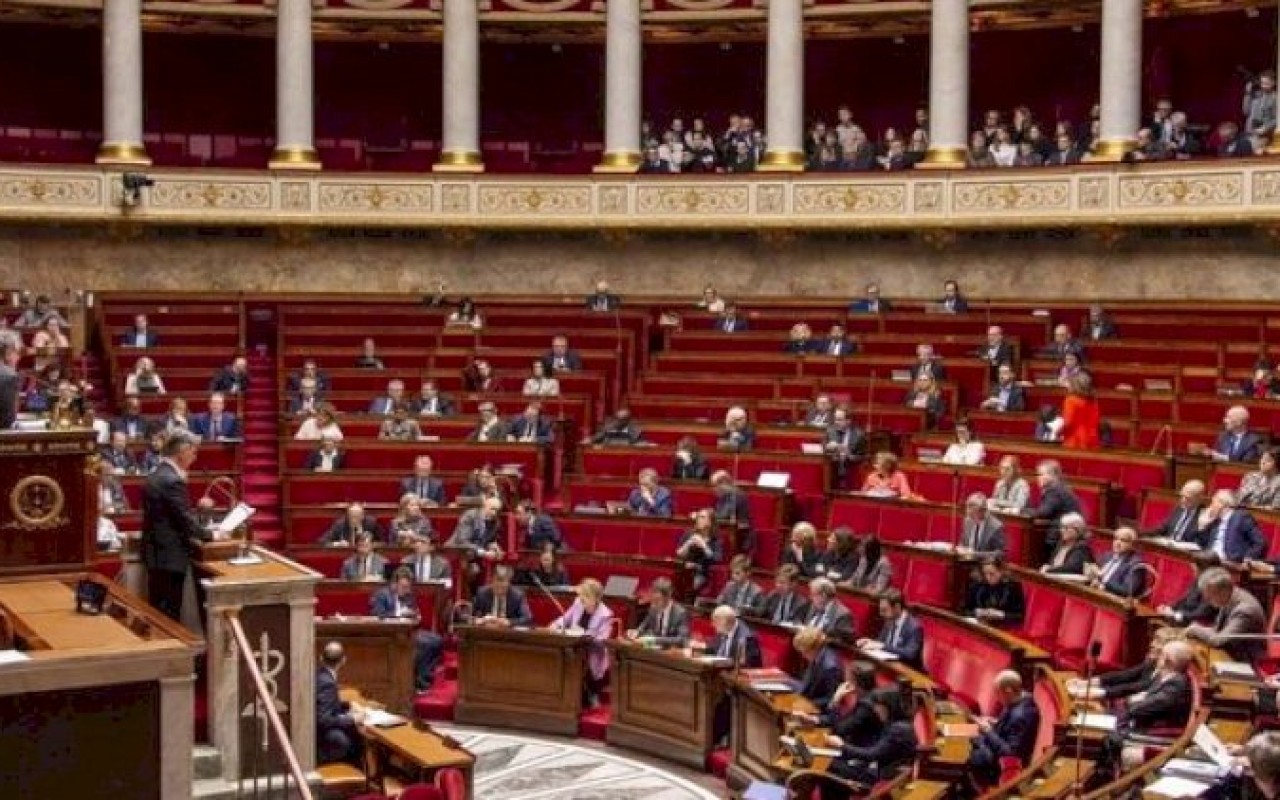 Fransada üç deputat İSTEFA VERDİ