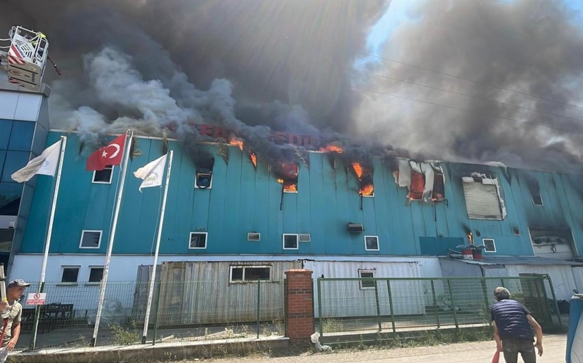 Türkiyədə tibbi avadanlıq istehsal edən fabrik yanır
