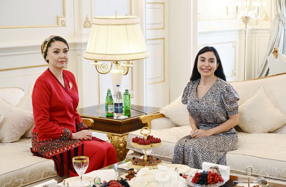 Leyla Əliyeva Qurbanqulu Berdiməhəmmədovun qızı ilə görüşdü