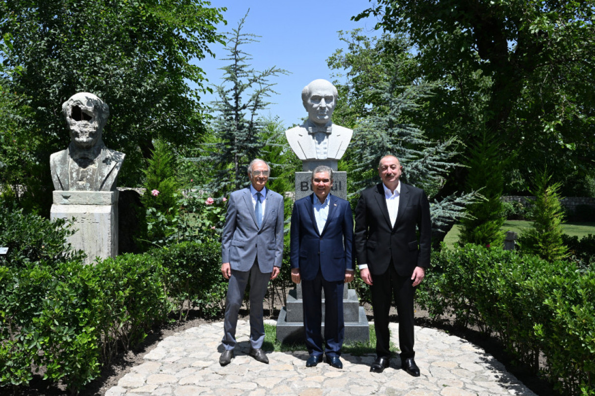Prezident və Qurbanqulu Berdiməhəmmədov Şuşada Bülbülün ev-muzeyində