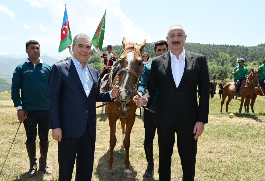 Qurbanqulu Berdiməhəmmədova Qarabağ atı hədiyyə edildi