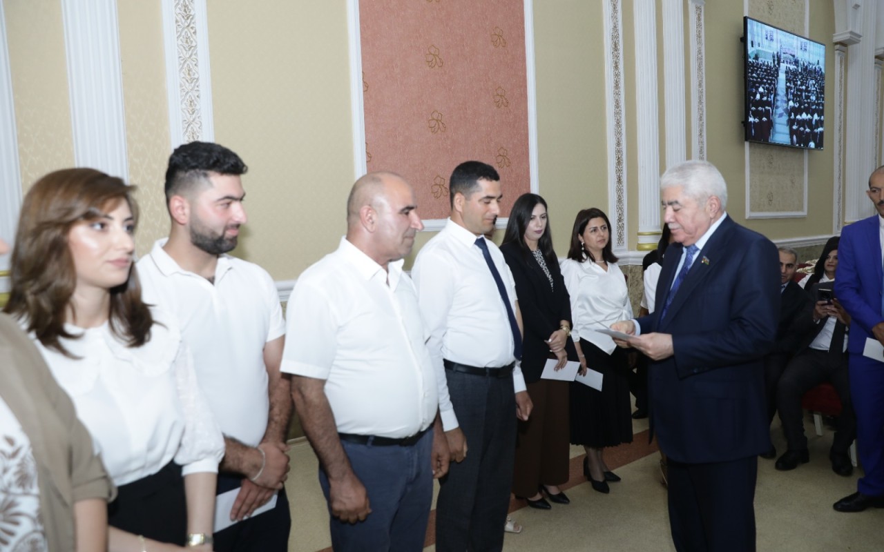Deputat Ağalar Vəliyev Xaçmazda müəllim və şagirdləri təltif etdi - FOTOLAR