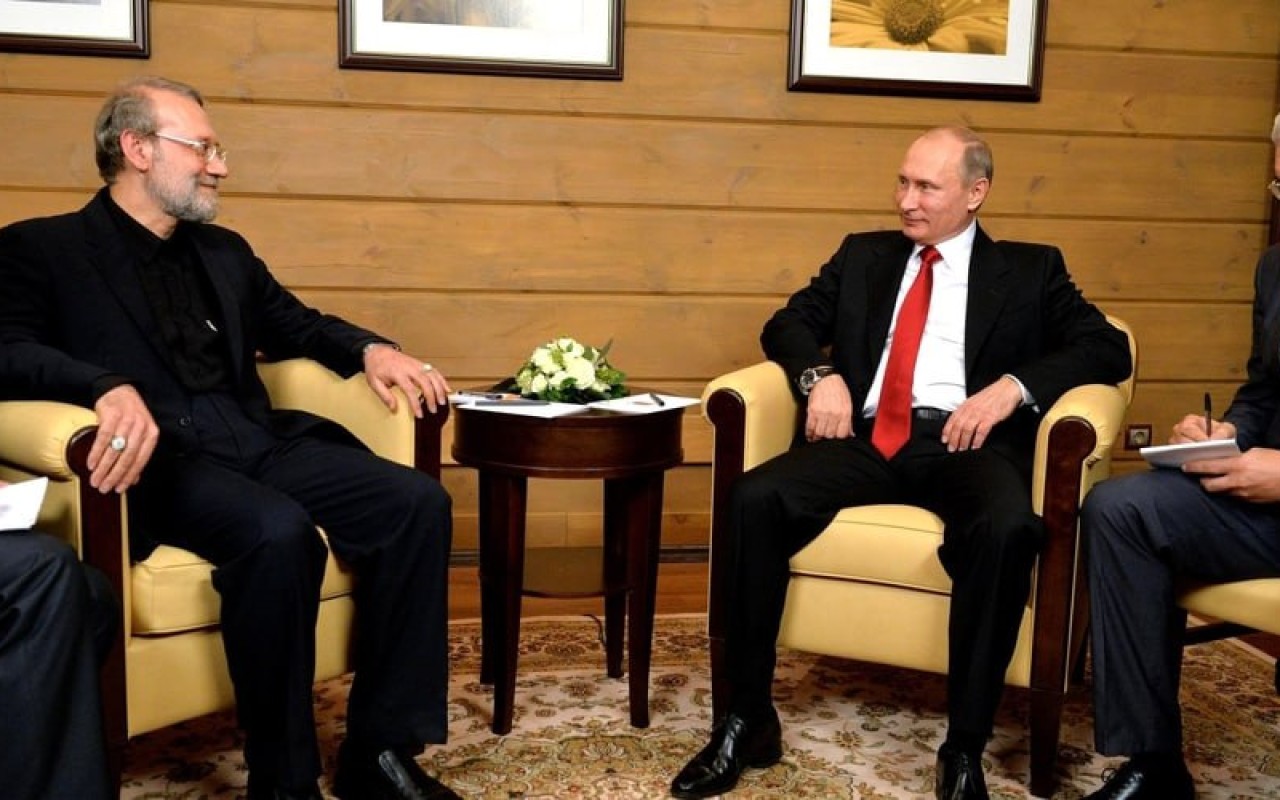 Putin Kremldə Laricani ilə görüşdü