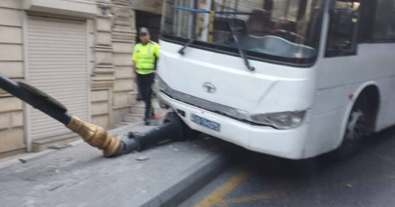 Sərnişin avtobusu işıq dirəyinə çırpıldı - Yaralılar var