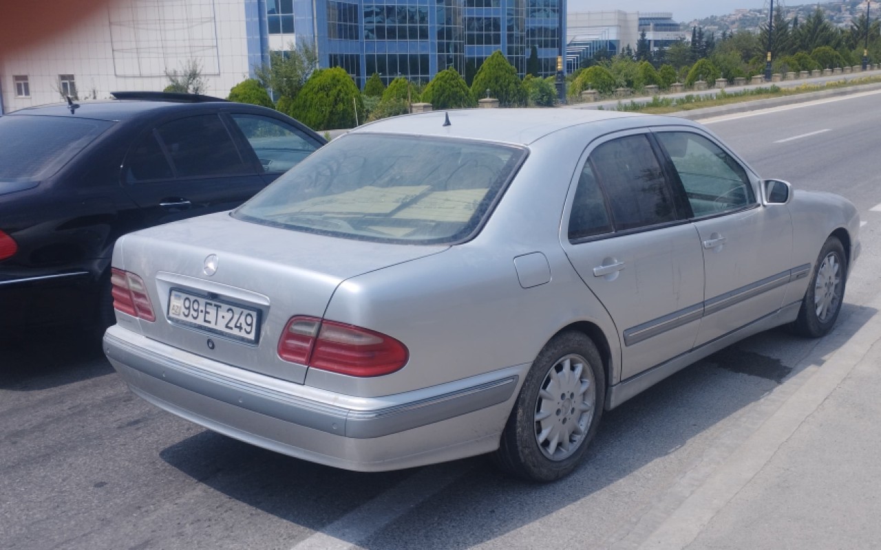 Şamaxıda "Mercedes" ana və qızını vurdu - FOTO