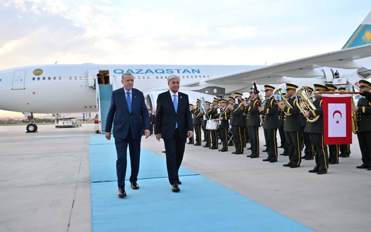 Ərdoğan Tokayevi hava limanında qarşıladı -