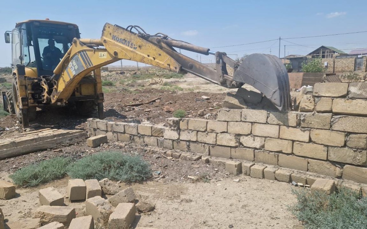 Qaradağda sənədsiz tikili söküldü
